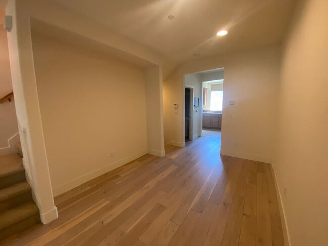 Building Photo - Newer Multi-Level Downtown Townhouse with Double Master Bedrooms