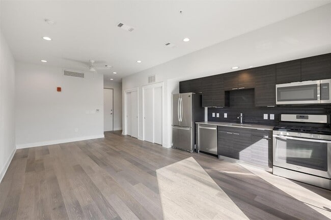 Building Photo - 1800 E 4th St