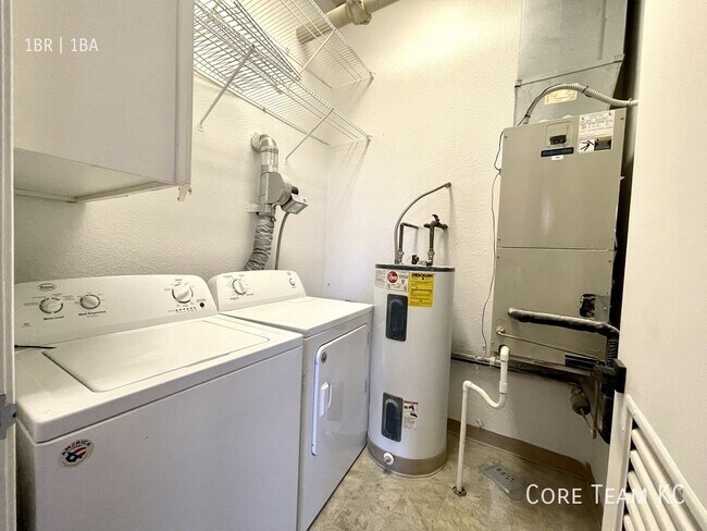 Building Photo - 320 W 7th St