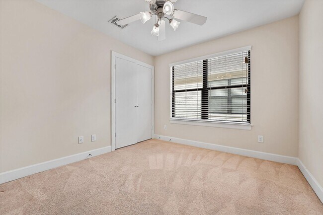 Building Photo - Welcome Home to Comfort and Convenience in the Heart of Houston!