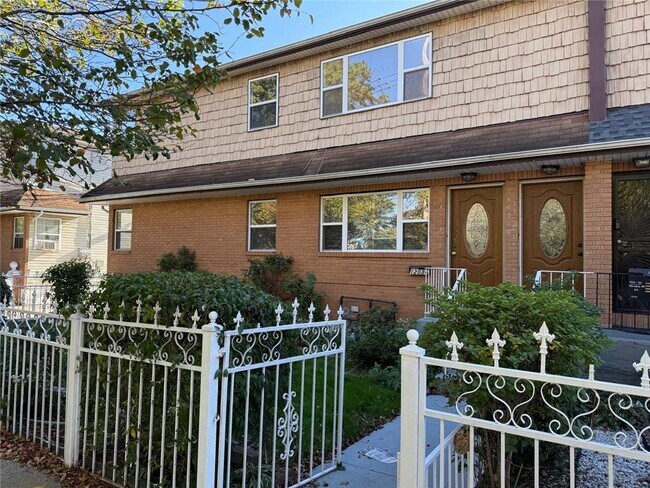 Building Photo - 120-36 Marsden St