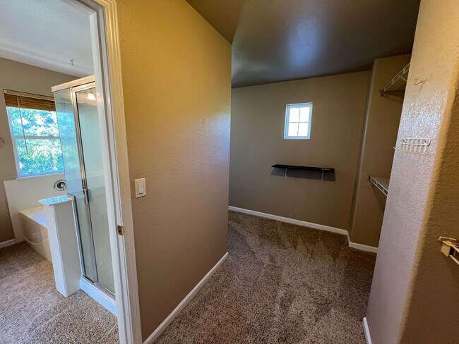 Building Photo - Highly Saught After Stonelake 4 Bedroom wi...