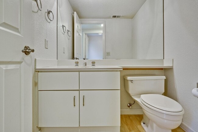 Building Photo - Lovely and spacious 3BR 2.5BA townhouse in...