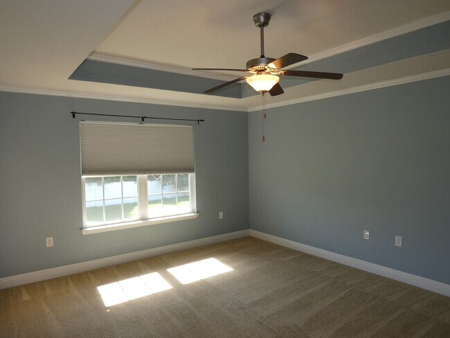 Building Photo - 4bed/3 bath/2 car garage/ 2400 sq ft in Wh...