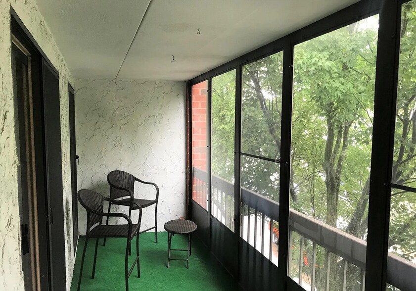 Balcony - 180 Green St