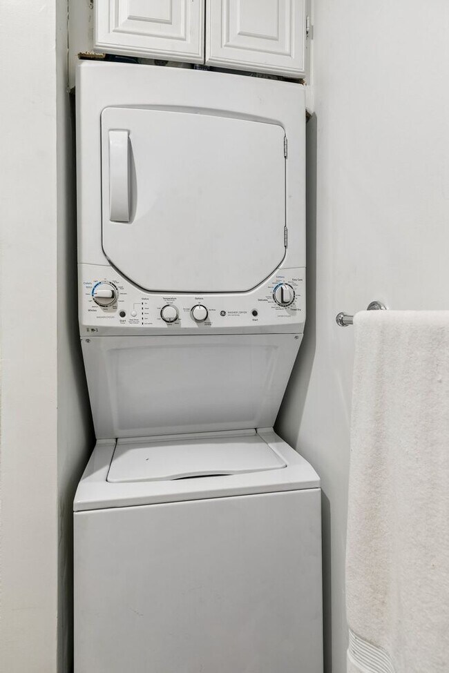 Building Photo - Well-maintained 2-bedroom, 1-bath bi-level apartment | Washington Square West