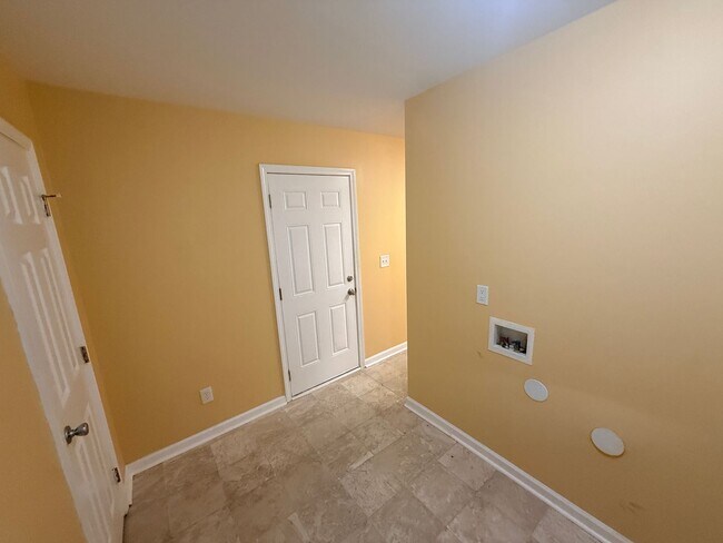Building Photo - Beautiful private home!!