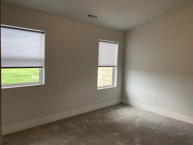 Building Photo - Discover this Gorgeous Townhome