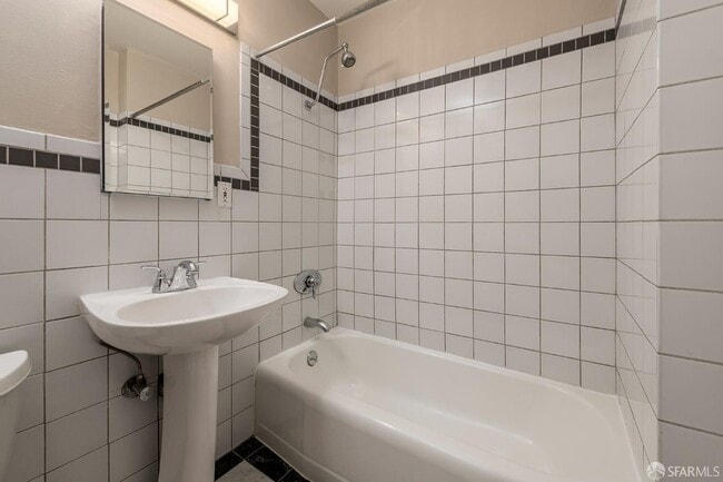 Building Photo - 65 Hermann St