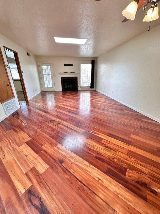 Building Photo - 2 Bedroom 2 Bath Townhome w/2 Car Garage and Refrigerated Air