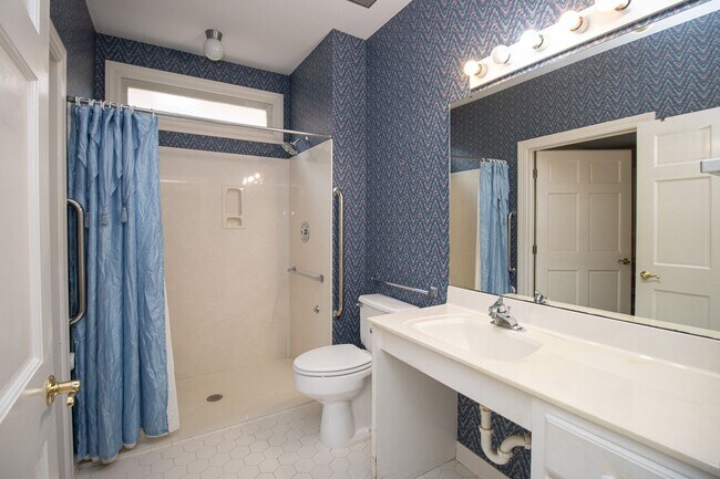Building Photo - 2220 Montclair Dr