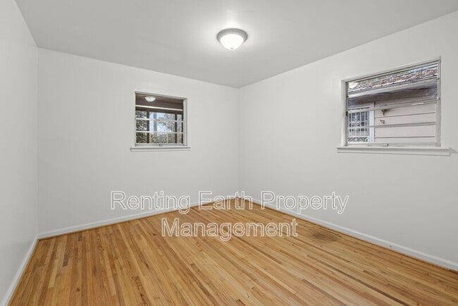 Building Photo - 2005 Snavely Ave SW