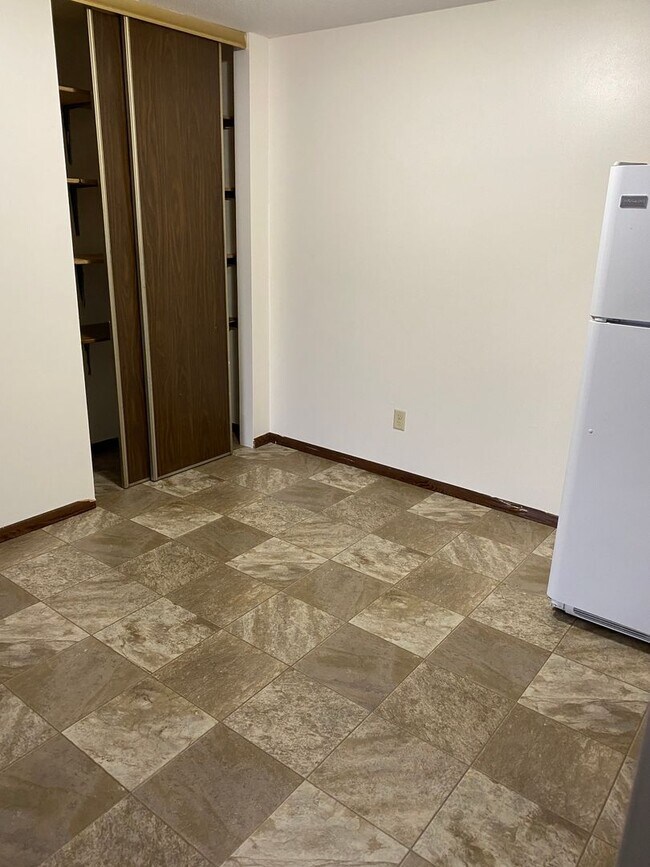 Building Photo - Large Two Bedroom Apartment