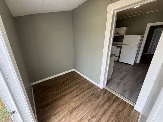 Building Photo - Freshly renovated 2/1 home! Apply for FREE This Holiday Season!