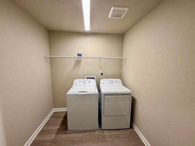 Building Photo - Modern Comfort and Stylish Living