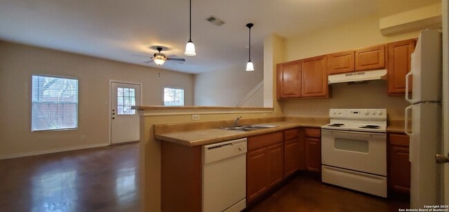 Building Photo - Newly Renovated Town-home