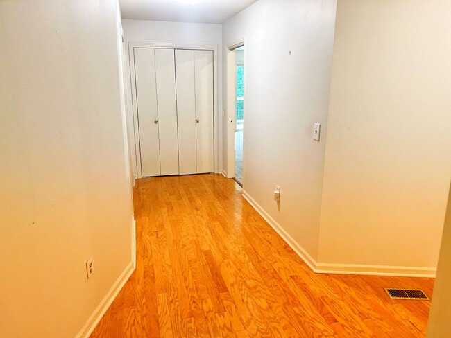 Building Photo - Five bedroom home on one acre of land loca...