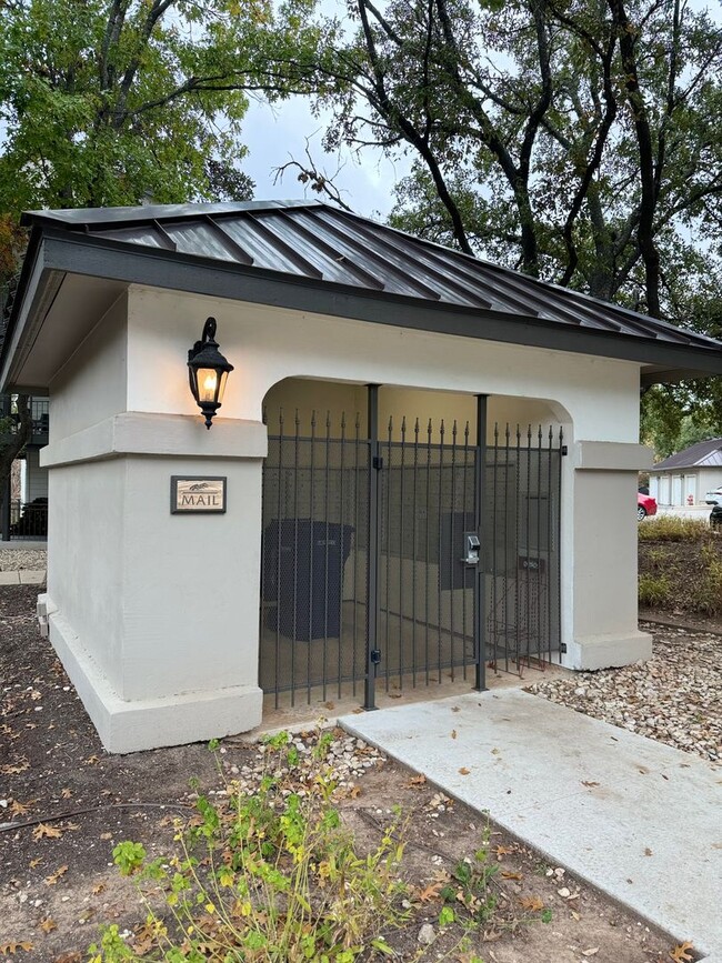 Building Photo - Hill Country Condo