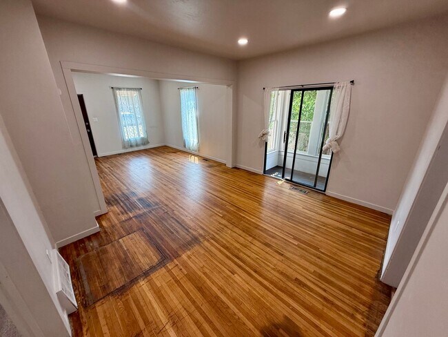 Building Photo - Charming 3-Bedroom Home with Spacious Yards & Modern Comforts in Lewiston