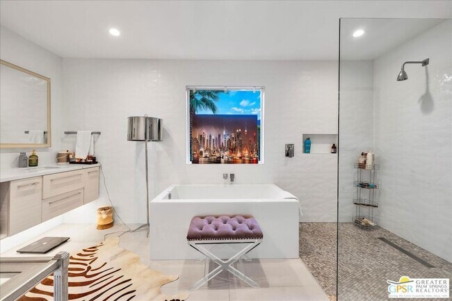 Building Photo - 605 E Sierra Way