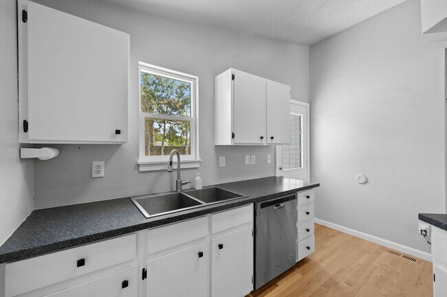 Building Photo - 2 Bed/1 Bath Close to Buckley Space Force