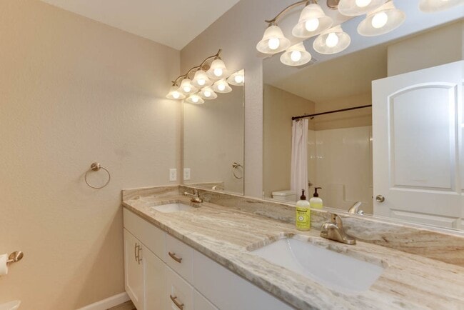 Building Photo - Beautiful Home For Rent in Ocean View!