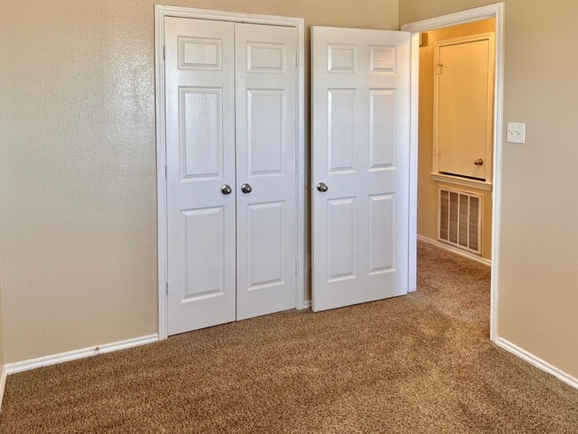 Building Photo - Lovely 2-story | 3-bedroom | 2.5-bath duplex | Cul-de-sac | Side yard | Great location!