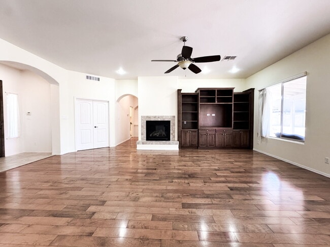 Building Photo - Exquisite 4-Bedroom, 3-Bath Haven in Sierr...