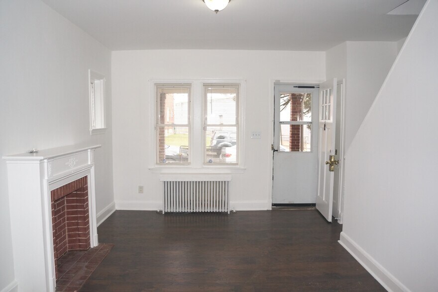 Foyer - 5633 Ready Ave