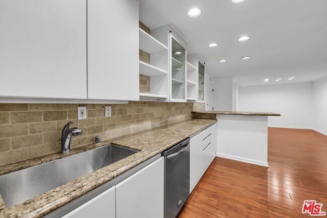 Building Photo - 723 Palisades Beach Rd