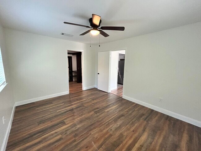 Building Photo - 115 Country Club Dr