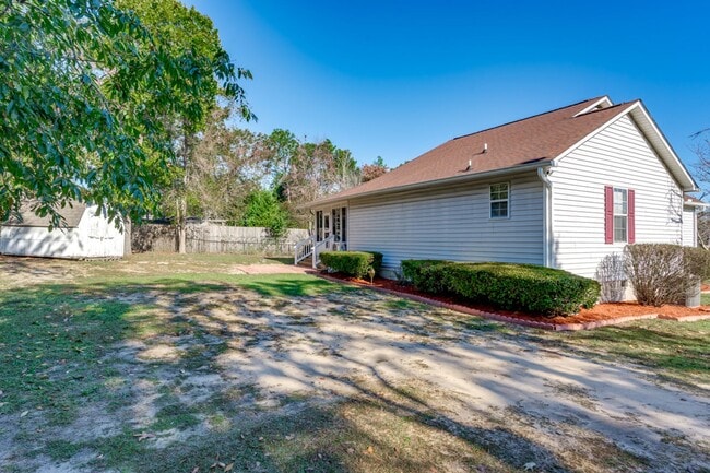 Building Photo - Delightful 3-bedroom, 2-bathroom home loca...