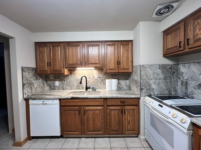 Building Photo - Country Living Close to Town!