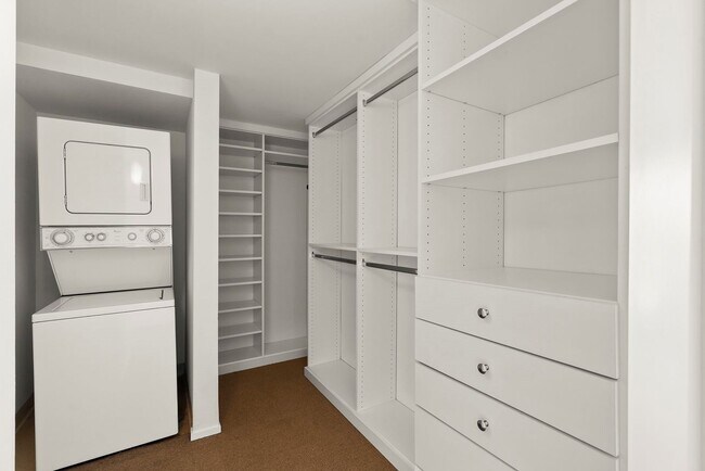 Building Photo - ONLY $1,700 PER MONTH FOR THIS BEAUTIFUL, MODERN, STATE OF THE ART, 1 BED, 1 BATH HIGH RISE CONDO...
