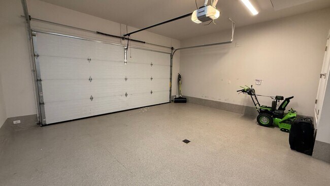 Building Photo - Furnished Ranch Style Condo W/Garage off Sand Lake/Kincaid. Must see. Available NOW!