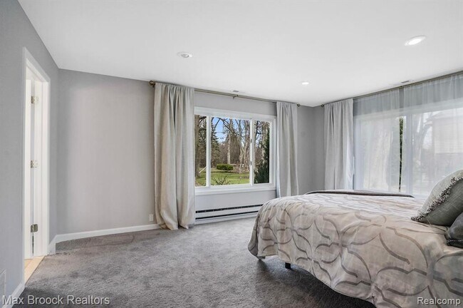 Building Photo - 2905 W Hickory Grove Rd