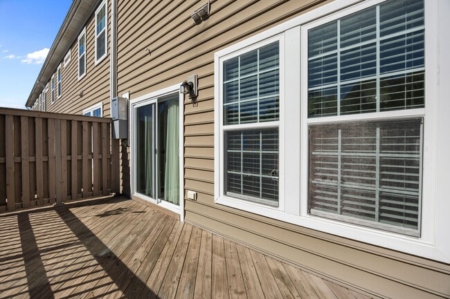 Building Photo - Beautiful Townhome for Rent in Virginia Beach With Free Internet!