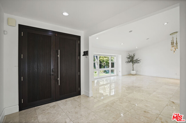 Building Photo - 16544 Park Ln Dr