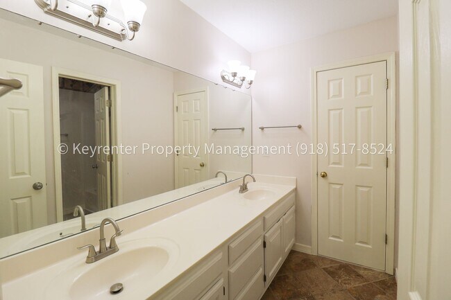 Building Photo - 4 Bed | 2 Bath in Broken Arrow!