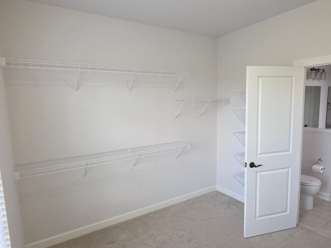 Building Photo - Like New 5 bedroom Pewaukee home in Broken...