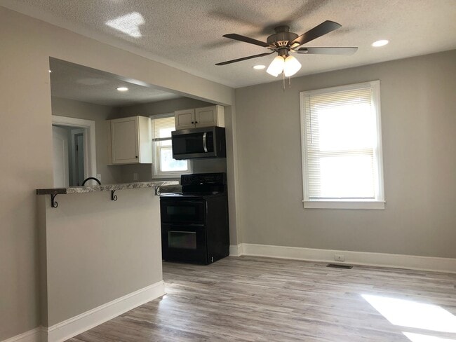 Building Photo - MOVE-IN READY!