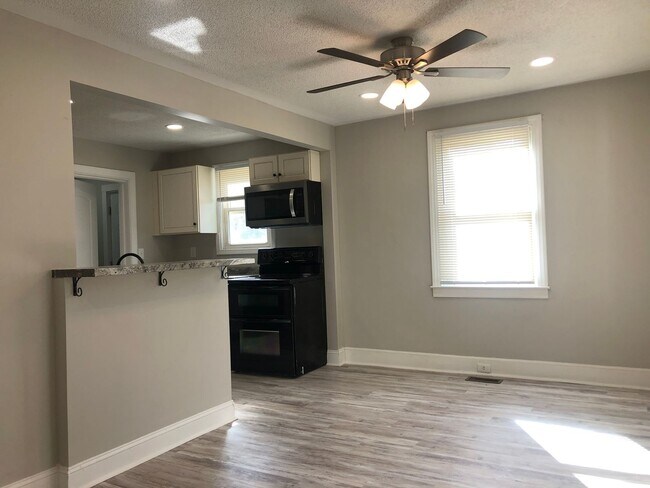 Building Photo - Price Reduced with MOVE-IN SPECIAL! $250 o...