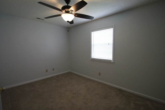 Building Photo - 1077 Farm Pond Ln