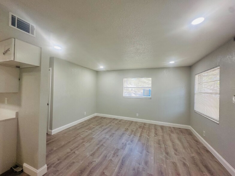 Building Photo - 618 93rd Ave N