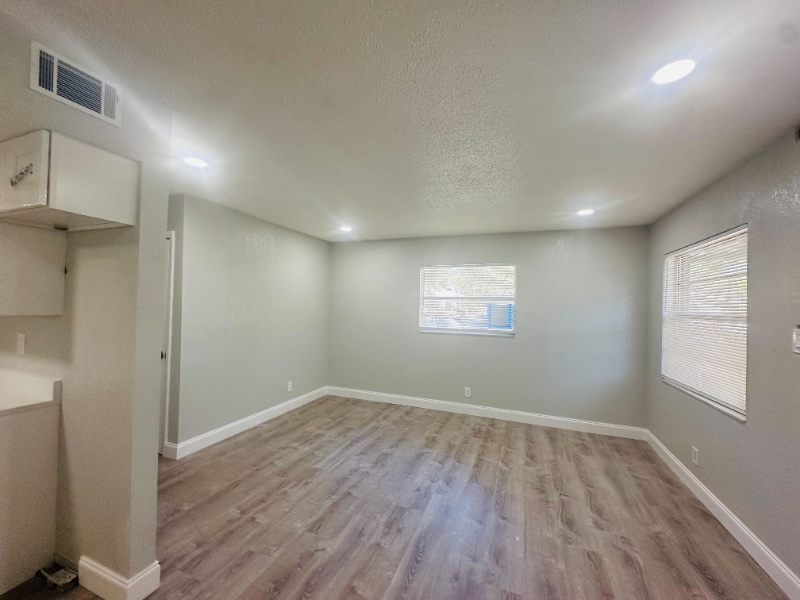 Building Photo - 618 93rd Ave N
