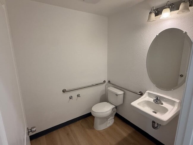 Building Photo - 3-Bedroom Townhome in Central Richmond Near Richmond BART Station