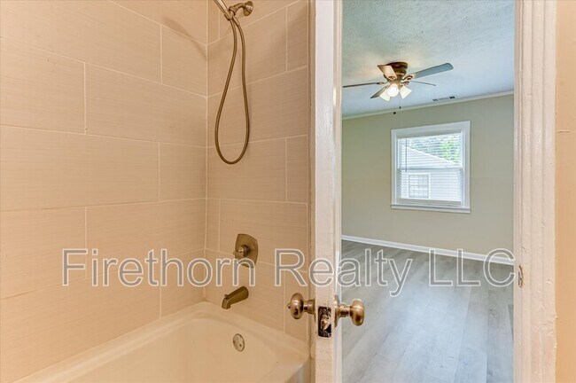 Building Photo - 924 Royalette Ave