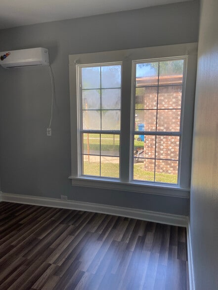 Building Photo - 717 Baker St