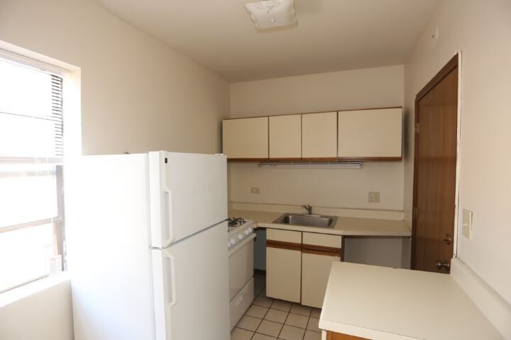 Building Photo - 838 W Cornelia Ave