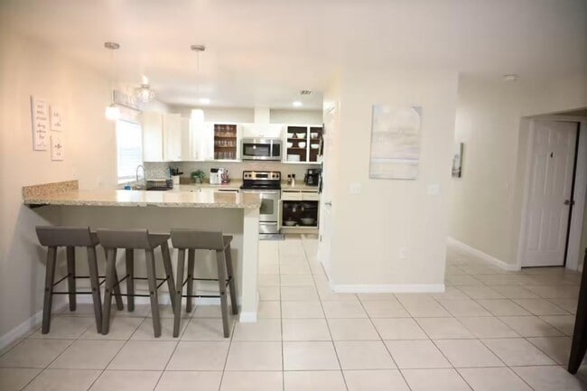 Building Photo - 826 N Lincoln Ave